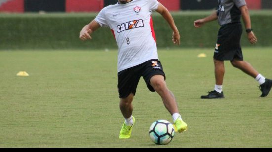 Imagem Brigando por vaga no Vitória, meia revela motivação para duelo contra o Fluminense