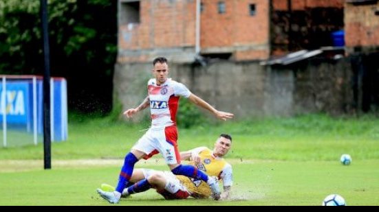 Imagem Sob chuva neste sábado, Jorginho comanda treino no Bahia