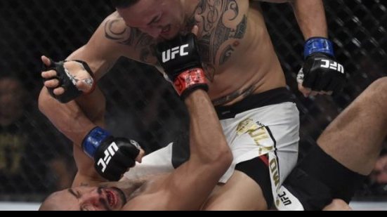 Imagem José Aldo é nocauteado e perde cinturão do UFC