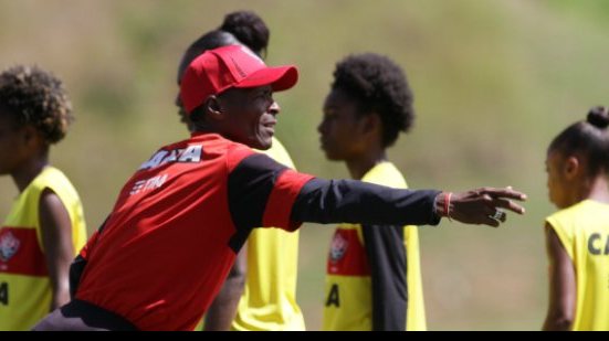 Imagem Demitido pelo Vitória, treinador do time de futebol feminino agradece oportunidade