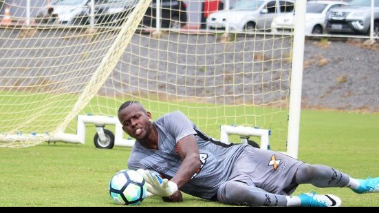Imagem Jovem goleiro do Vitória fala sobre experiência com novo treinador do Leão