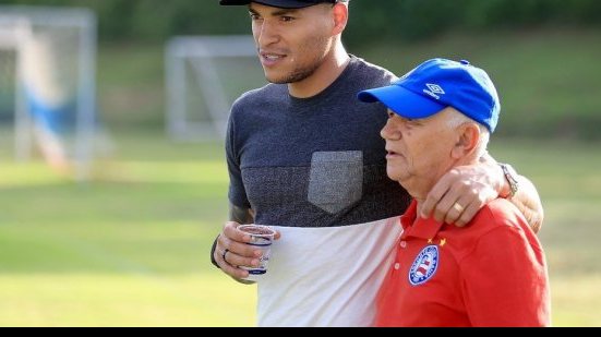 Imagem Após chamado do presidente, Titi comparece ao Fazendão e enche torcida de esperança