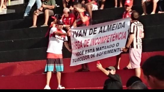 Imagem &quot;Você está matando o torcedor de sofrimento&quot;, protesta torcida contra Ivã de Almeida