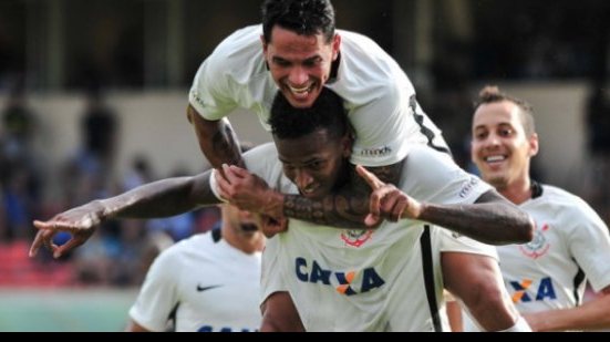 Imagem Corinthians vence o São Paulo e lidera o Brasileiro