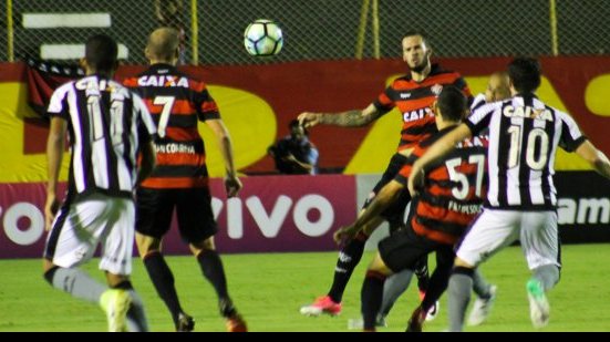 Imagem Vitória sai atrás, arranca empate com o Botafogo, mas segue no Z-4