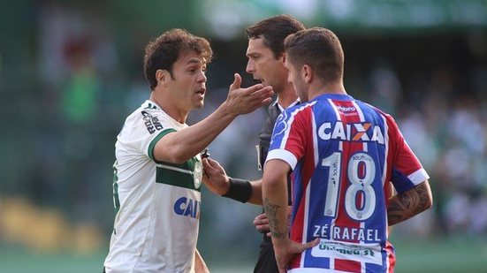 Imagem Após cusparadas, Kleber Gladiador e Edson podem ser suspensos por até 12 jogos