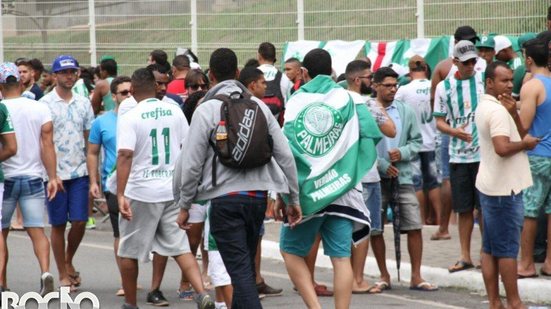 Imagem Torcedores do Palmeiras fazem fila por ingresso na Arena Fonte Nova
