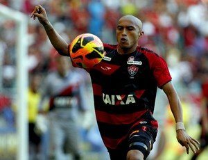 Imagem Dispensado pelo Vitória, lateral entra na mira do Corinthians para 2018