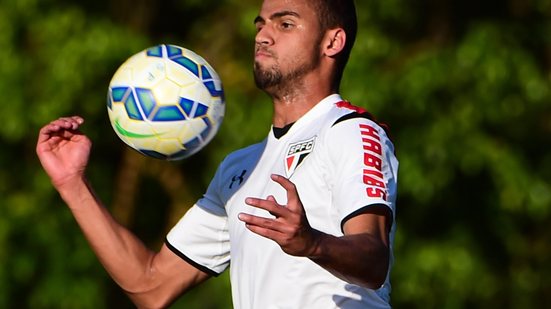 Imagem Após rejeitar proposta do Vitória, São Paulo tenta se livrar de zagueiro que vem falhando