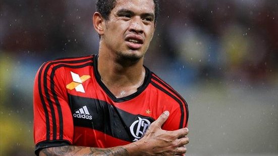 Imagem Carlos Eduardo ainda não assinou com o Vitória; Meia encontra-se sob avaliação do DM