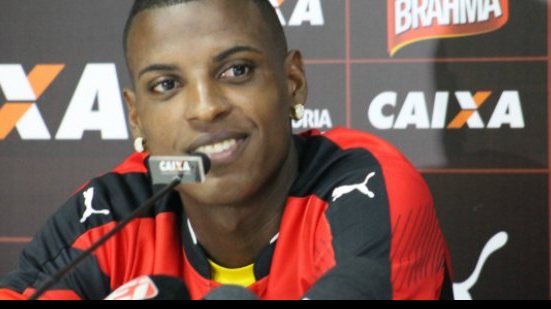 Imagem Volante criticado pela torcida do Vitória está recuperado de lesão
