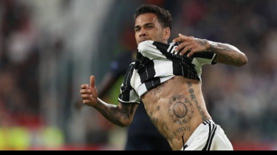 Imagem Com proposta do futebol inglês, Daniel Alves nega briga com a Juventus