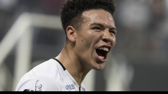Imagem Autor de belo gol, Marquinhos Gabriel comemora triunfo sobre o Bahia