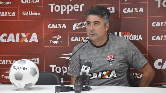 Imagem Alexandre Gallo busca melhorar o modo de jogar do Vitória: “Qualificar e fazer jogos melhores”