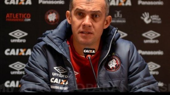 Imagem Técnico do Atlético-PR garante que Copa do Brasil não influenciará escalação contra o Vitória