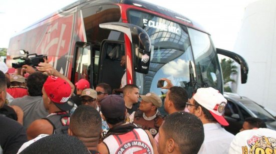 Imagem Vídeo: torcida do Vitória faz manifestação no Aeroporto de Salvador