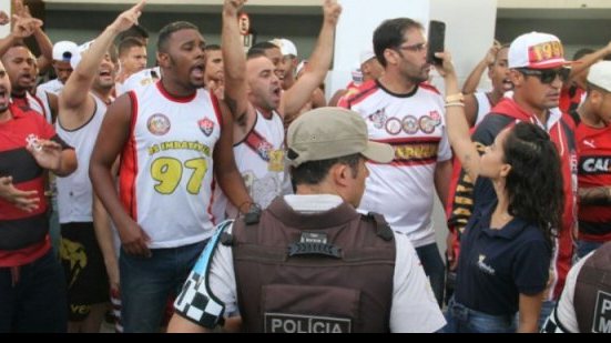 Imagem Confira as imagens do protesto da torcida do Vitória no aeroporto