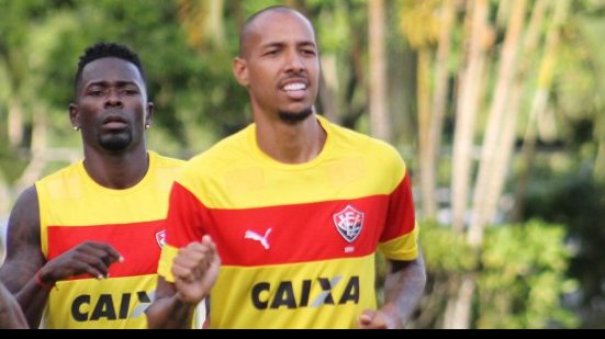 Imagem Vitória afasta Alan Costa e tenta rescisão do contrato do zagueiro 