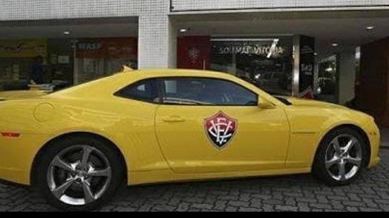 Imagem Dupla BaVi recebeu camaro amarelo da Chevrolet; veja o que foi feito