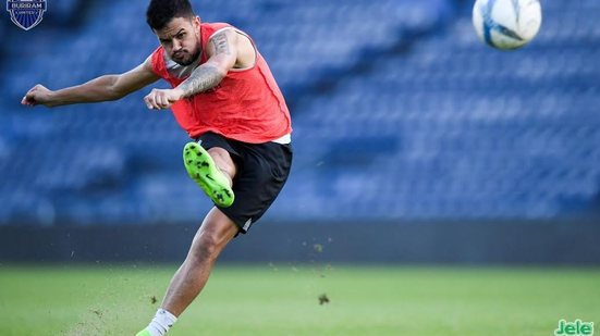 Imagem Ex-meia da dupla BaVi comemora rápida adaptação do futebol tailandês 