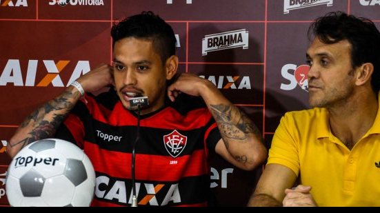 Imagem Gafe! Em coletiva, Petkovic usa camisa de concorrente da Topper