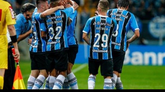 Imagem Grêmio atropela o Atlético-PR e encaminha vaga nas semi da Copa do Brasil
