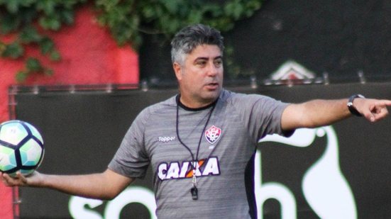 Imagem Antes de clássico no Barradão, técnico do Vitória apela para torcida: “que nos dê a mão”