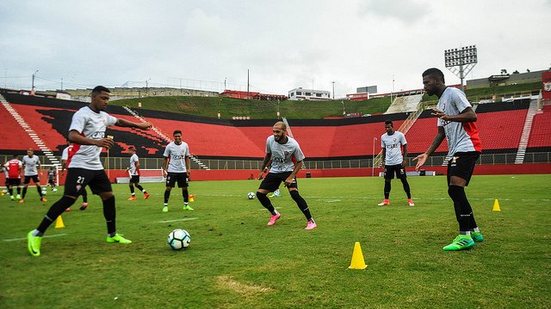 Imagem Alexandre Gallo comanda coletivo-tático com portões fechados