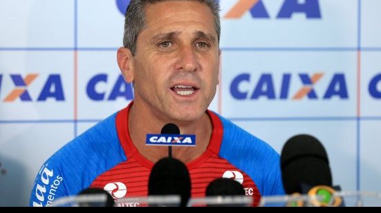 Imagem Jorginho revela dúvida sobre escalação de Régis no BAVI