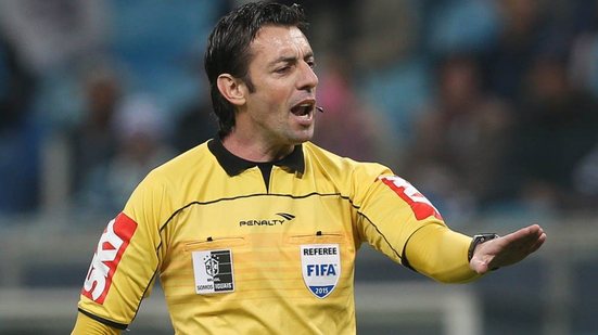 Imagem Raphael Claus apita o jogo entre Vitória e Bahia deste domingo
