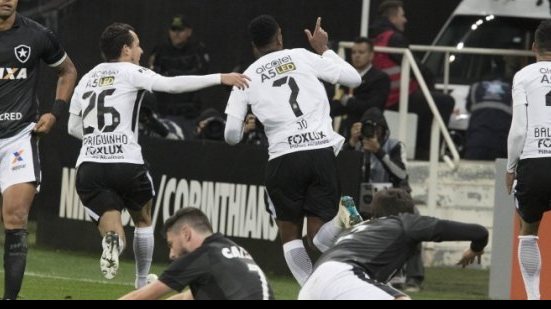 Imagem Corinthians vence Botafogo e dispara na ponta; Atlético-MG bate Cruzeiro