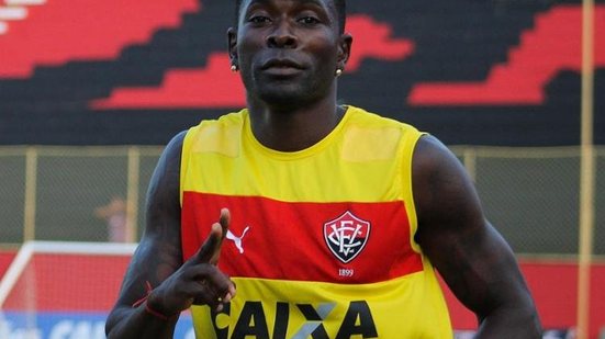 Imagem Kanu se diz honrado por atuar no Vitória e revela emoção dos clássicos pelo Leão