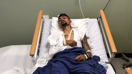 Imagem Médico do Vitória fala após a cirurgia de Kieza: "Foi sucesso"