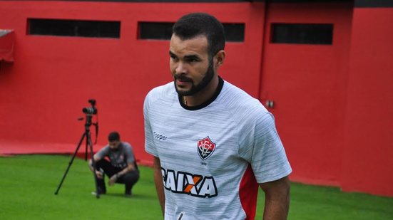 Imagem Volante mantém evolução após cirurgia no joelho e espera voltar aos gramados no Vitória