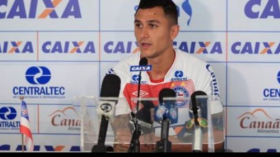 Imagem Vinicius admite pressão para vencer Fluminense e elogia ex-clube