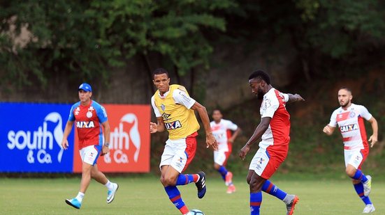Imagem Jorginho comanda treino tático e arma time titular; Rodrigão apareceu