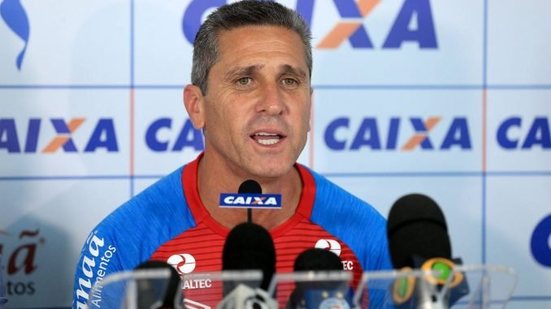 Imagem Chamado de ‘burro’, técnico do Bahia fala sobre risco de demissão: “tudo pode acontecer”
