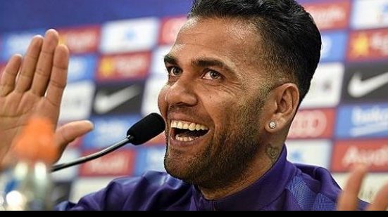 Imagem Acusado de ter "problema fora do esporte", Daniel Alves rebate presidente do Barça