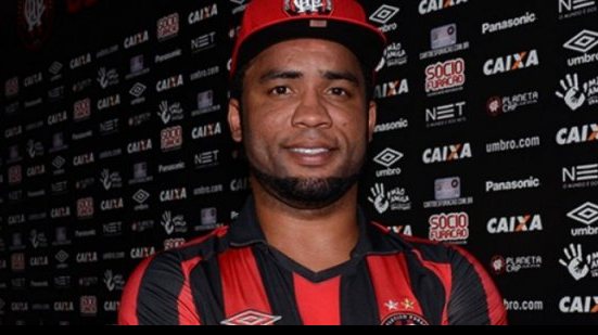 Imagem Após polêmica em Balada, meia Carlos Alberto deixa o Atlético-PR