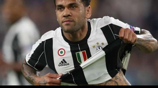 Imagem Daniel Alves surpreende e acerta com o PSG