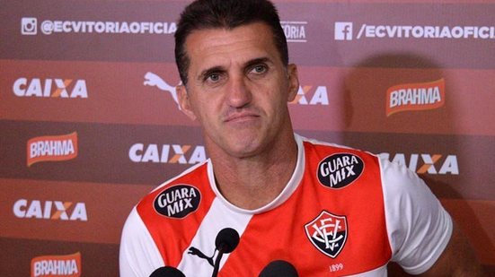 Imagem Reunião no Barradão decide futuro de Gallo no Vitória; Nome de Vágner Mancini é especulado