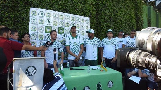 Imagem Organizada do Palmeiras protesta contra o clube e promove "coletiva de imprensa"