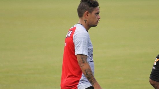 Imagem Meia Carlos Eduardo será poupado do jogo contra o Palmeiras; Vitória está definido