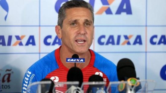 Imagem Jorginho comemora retornos de Tiago e Zé Rafael