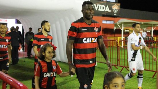 Imagem De volta após suspensão, Kanu espera triunfo do Vitória sobre o Grêmio para Leão embalar na Série A