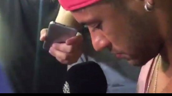 Imagem Vídeo: questionado por jornalistas se iria para o PSG, Neymar fica calado