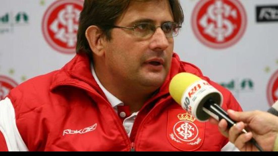 Imagem Resposta de Guto Ferreira a mulher em coletiva gera mal-estar