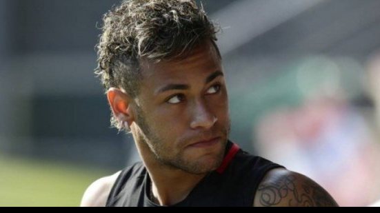 Imagem Neymar conversa com brasileiros do PSG sobre transferência e assusta o Barcelona