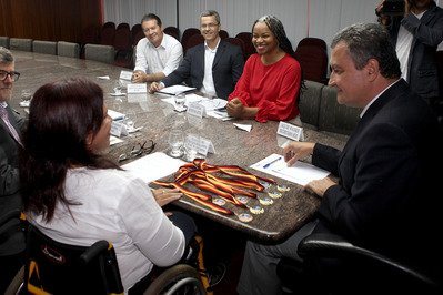 Imagem Governador parabeniza nadadora Mônica Veloso e reforça apoio