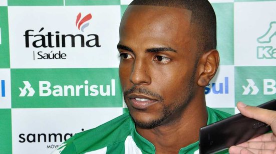 Imagem Vitória pode anunciar zagueiro do Juventude